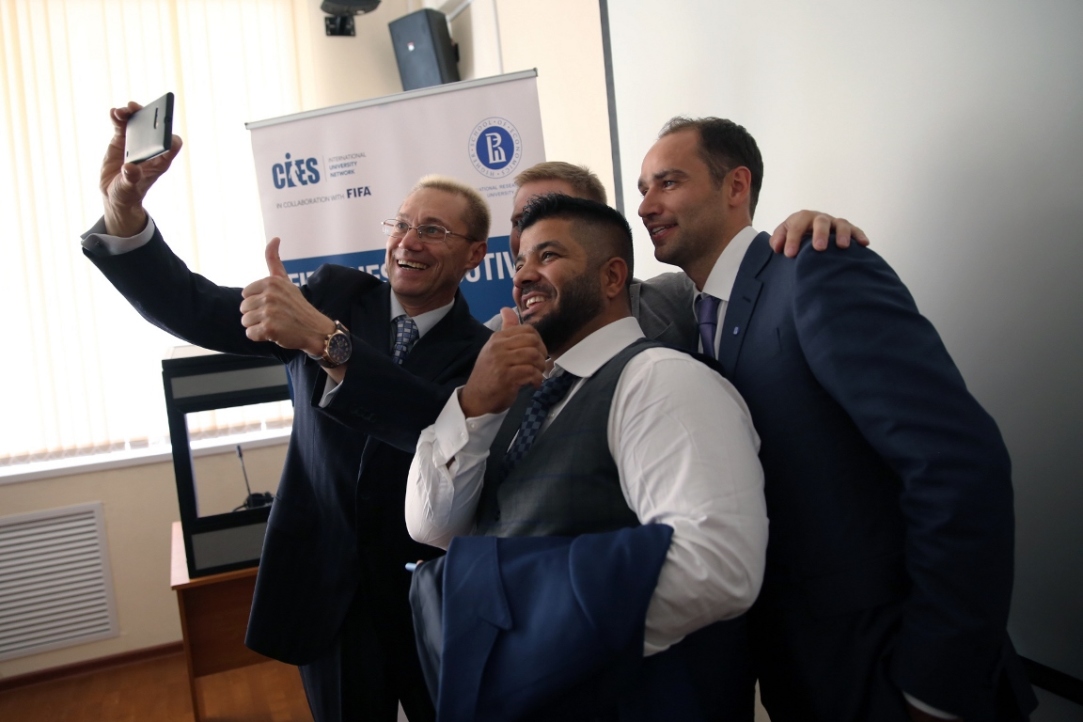 Футболист Роман Широков окончил совместную программу ВШЭ и FIFA/CIES и вошел в ее управленческую команду Иллюстрация к новости: Футболист Роман Широков окончил совместную программу ВШЭ и FIFA/CIES и вошел в ее управленческую команду